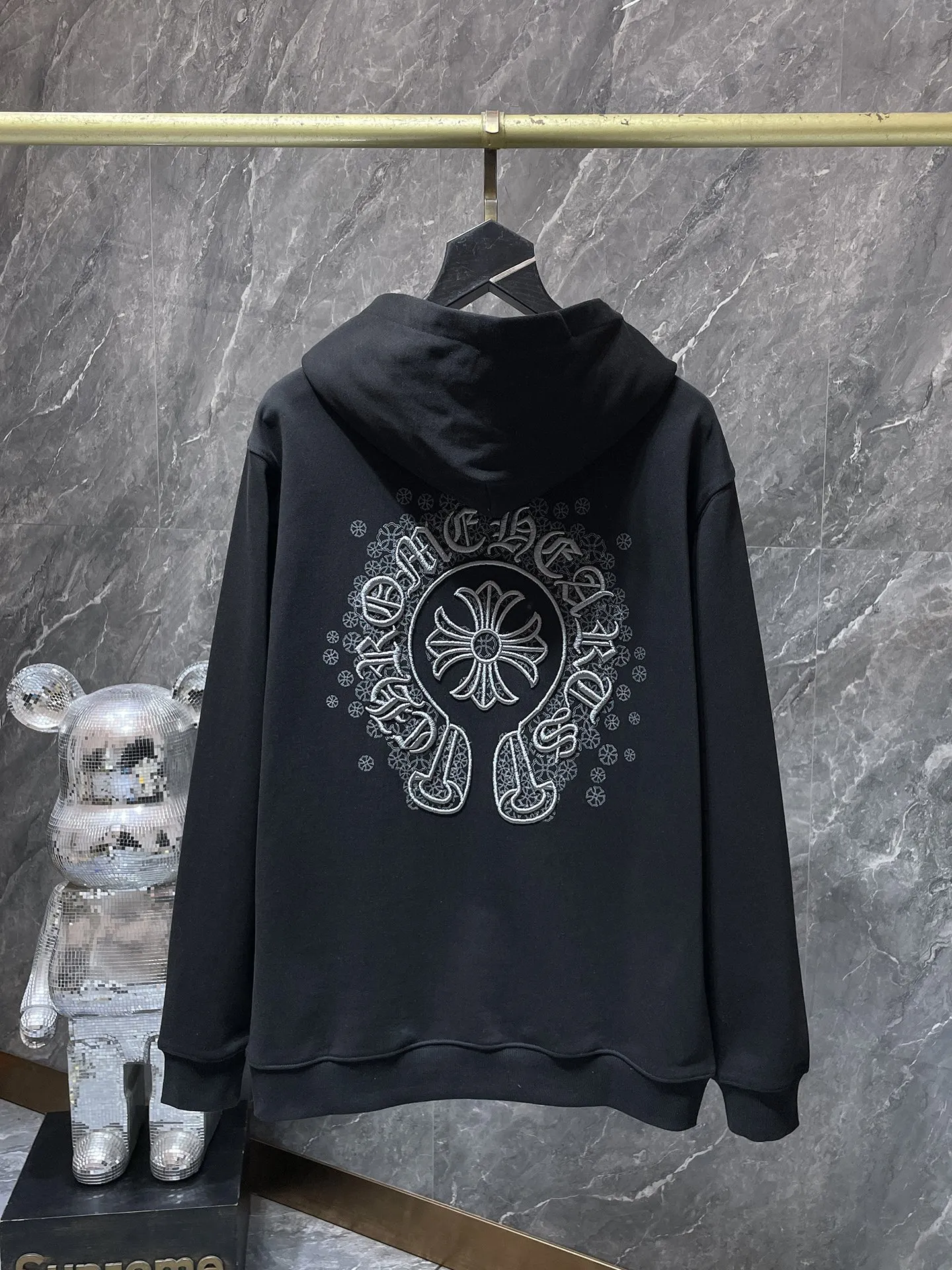 P260 Chrome Hearts Autumn and Winter 2025 Counter Synchronization Chrome Horseshoe Sanskrit Cross Embroidery Hooded Sweatshirt Vacuum Embroidery Method! Heavy embroidery! ! ! Tens of thousands of needles! ! Improved customized version of 1:1 high-gram weight high-quality fabric Recommended color: Specially customized mud lime Black Size: S, M, L, XL